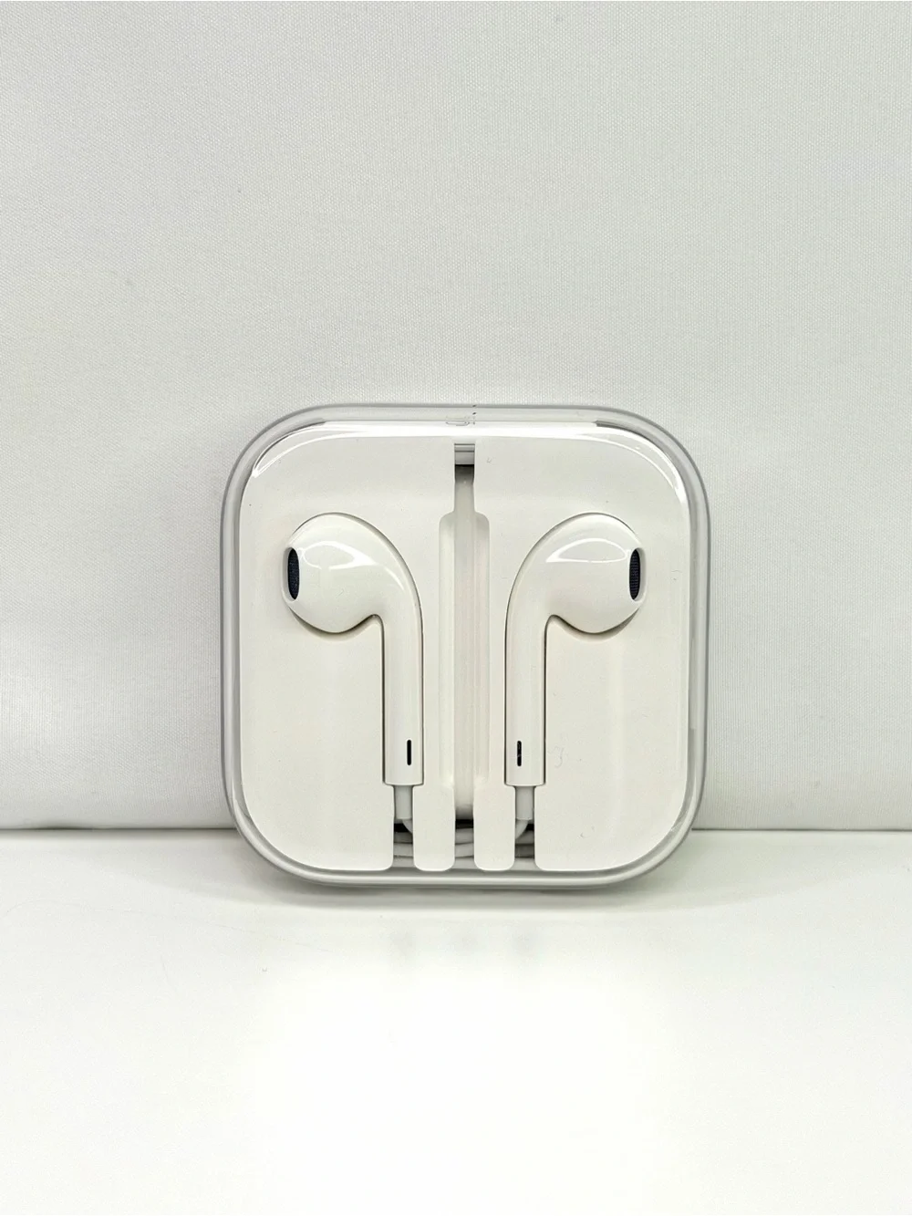 Apple White Wired Earbud Headphones with 3.5mm Jack